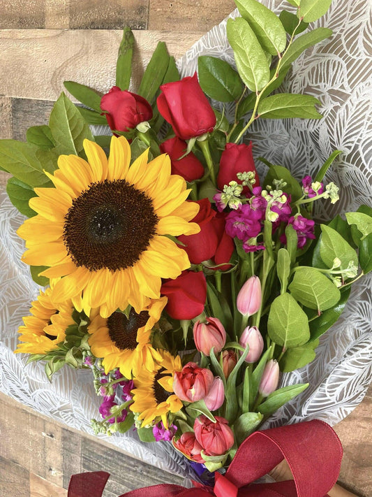 Bouquet: Girasoles, Rosas, y Tulipanes - FLOVERS